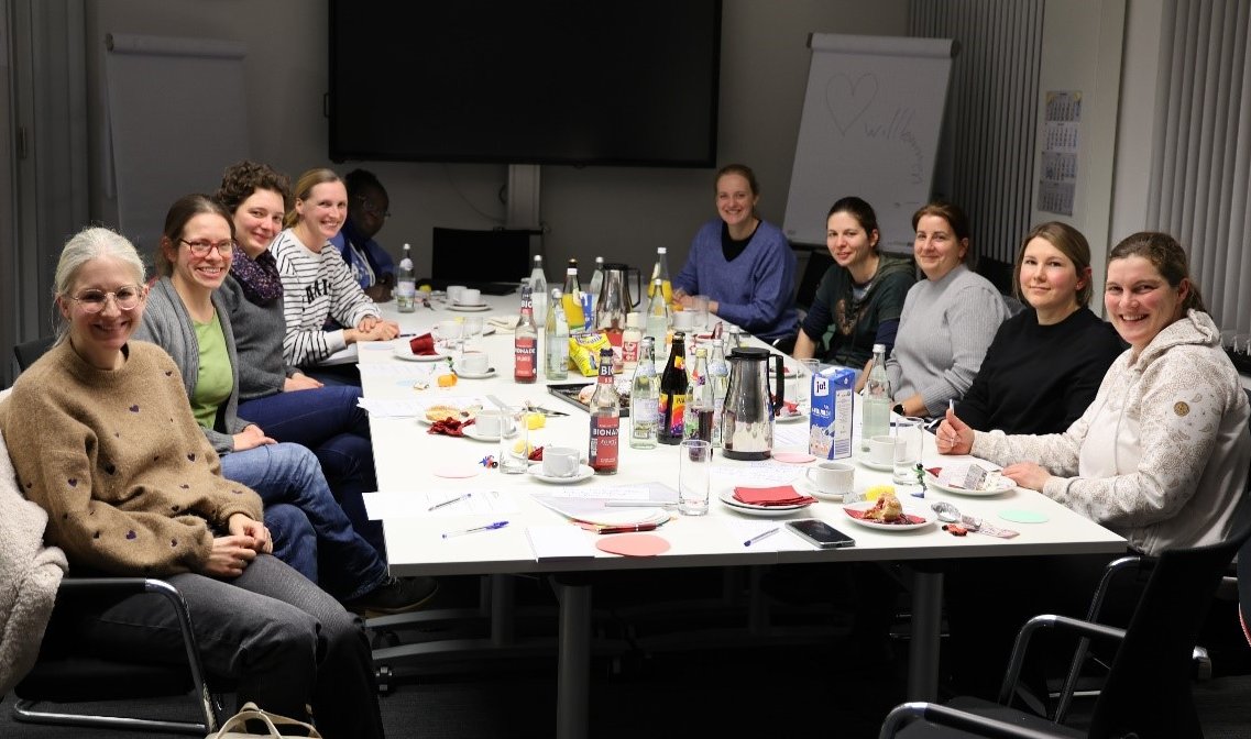 Teilnehmerinnen beim ersten Treffen des Weiterbildungsverbunds