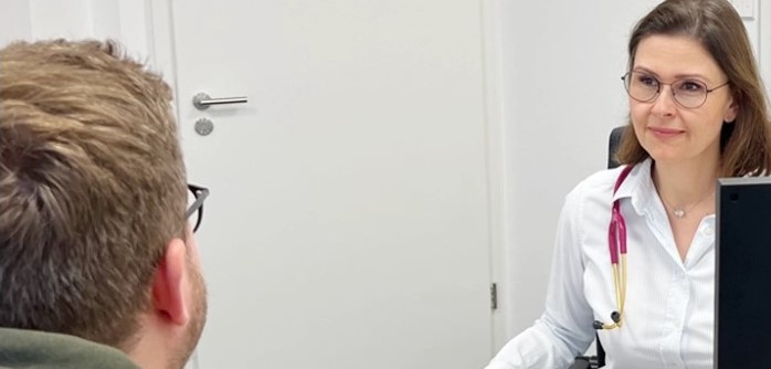 Dr. Frick mit Patient